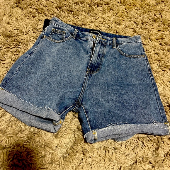 Adorable jean shorts - Picture 1 of 3